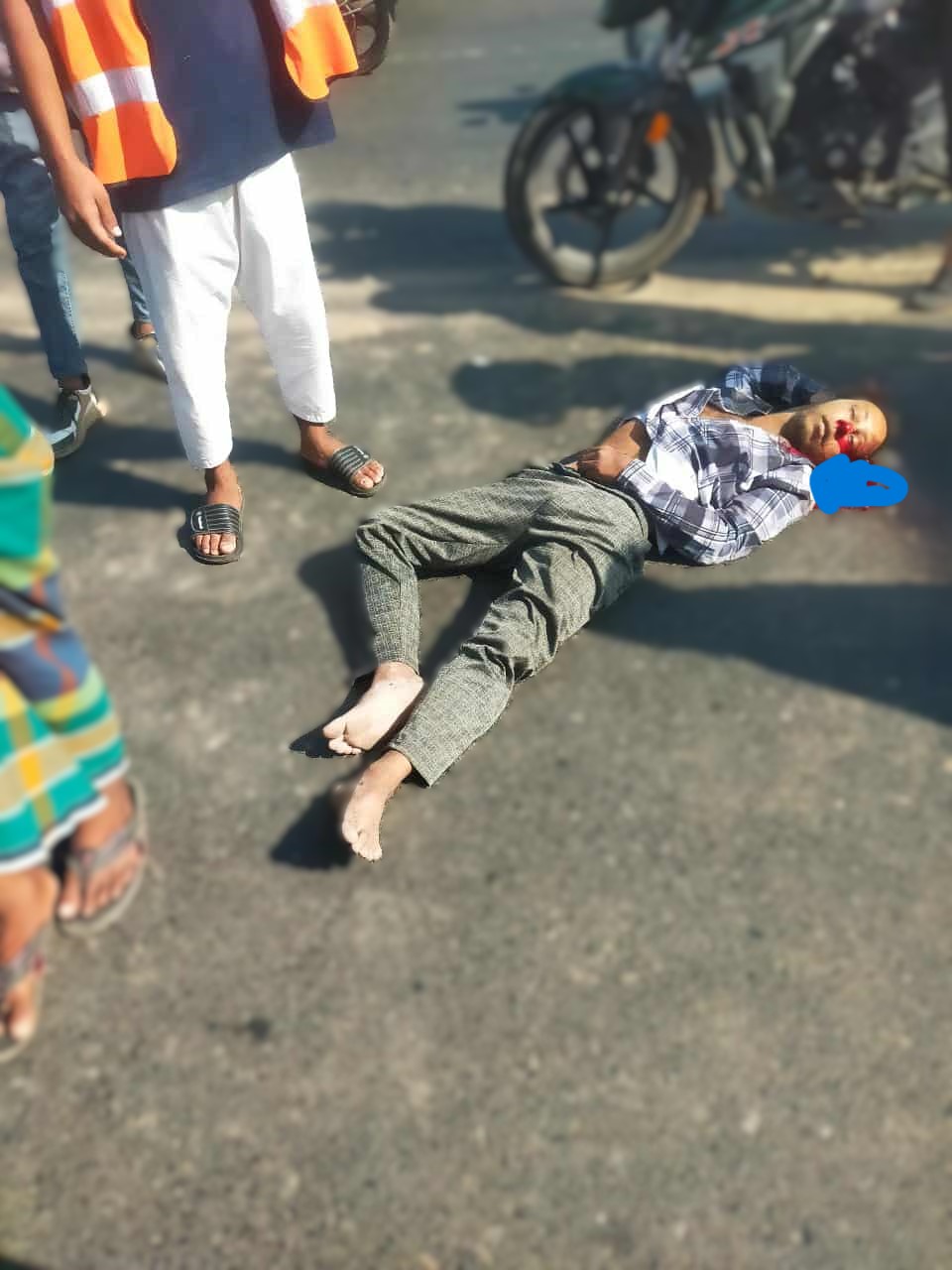 সড়ক দুর্ঘটনায়